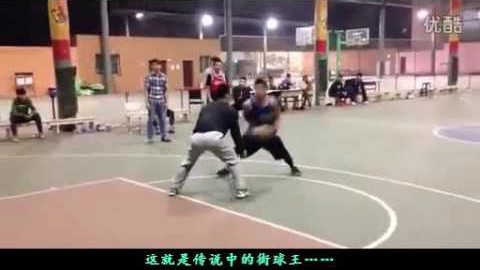 街球王吴悠 摸妇蕊 被路人不停地盖帽